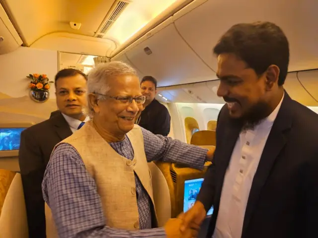 বিমানে অধ্যাপক মুহাম্মদ ইউনূস এবং আখতার হোসেন