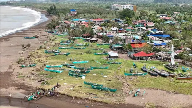 আকাশ থেকে তোলা ছবিতে সাগরের তীরে উঠিয়ে রাখা অনেগুলো নৌকা ও বেশকিছু ঘরবাড়ি দেখা যাচ্ছে