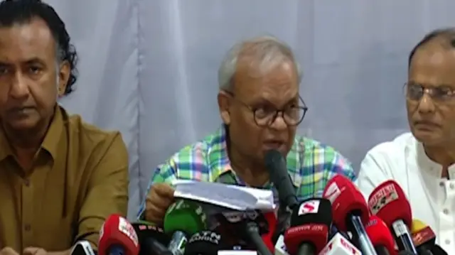 বিএনপি'র সিনিয়র যুগ্ম মহাসচিব রুহুল কবির রিজভী সংবাদ সম্মেলনে কথা বলছেন বলছেন