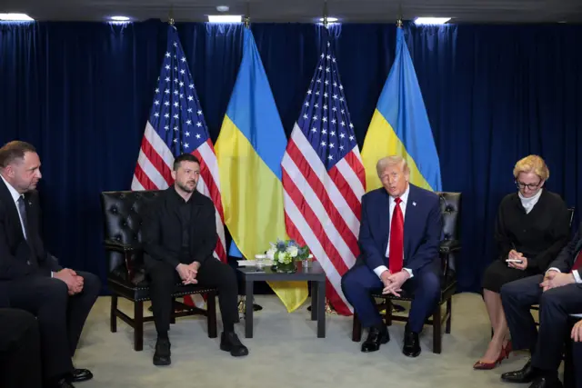 الرئيس الأمريكي دونالد ترامب خلال اجتماع مع نظيره الأوكراني فولوديمير زيلينسكي