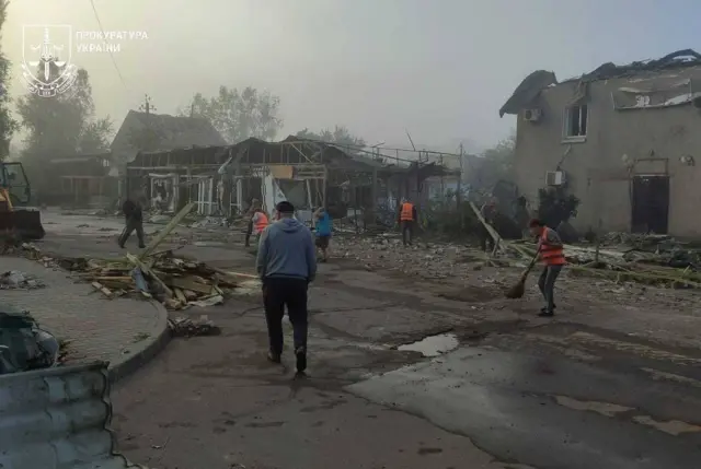 Удар пришелся по центру города, повреждены здание почты, торговые киоски, сообщали ранее власти