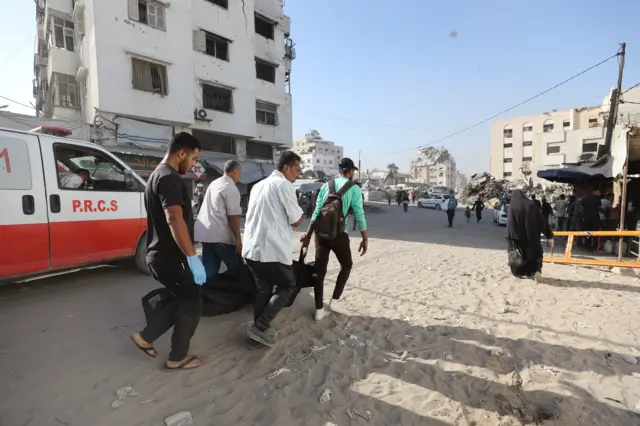 قرب مشرحة مستشفى الشفاء في مدينة غزة، قطاع غزة.