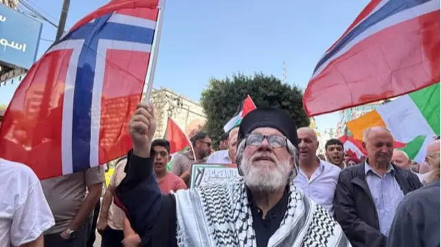 فلسطينيون يحتفلون بالاعتراف بالدولة الفلسطينية