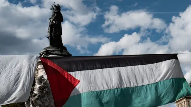 العلم الفلسطيني في ساحة الجمهورية بالعاصمة الفرنسية باريس