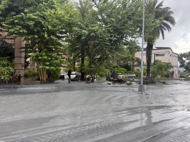 2025年9月24日，台灣花蓮，行車路段遭洪水淹沒。