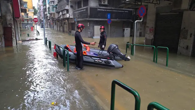 澳門消防員要出動橡皮艇搜索拯救。