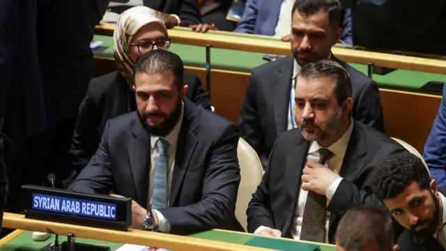 احمد شرع، رئیس‌جمهور موقت سوریه در کنار اسد شیبانی، وزیر خارجه این کشور، در نشست مجمع عمومی سازمان ملل متحد