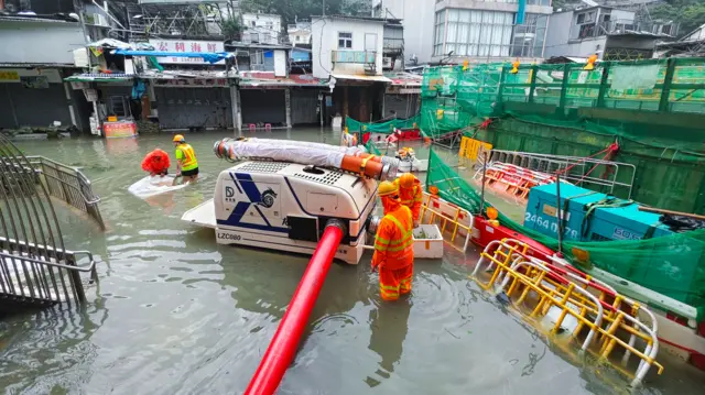 香港九龍鯉魚門政府渠務署工作人員使用抽水機器處理淹水（中新社圖片24/9/2025）