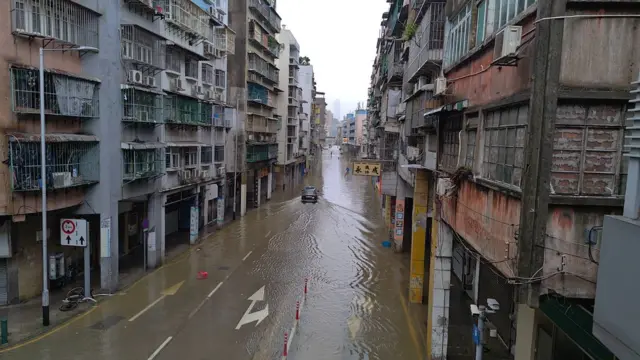 澳門內港街道水退，一輛汽車涉水而過（23/9/2025）