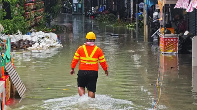 超強颱風樺加沙吹襲下香港政府人員在九龍鯉魚門察看水浸情況（中新社圖片24/9/2025）