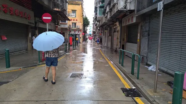 澳門內港街道水退，居民走出家門視察（23/9/2025）