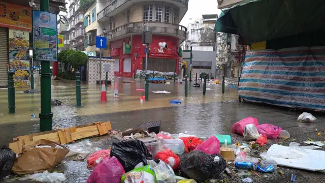 澳門街道雜物被吹至散落一地