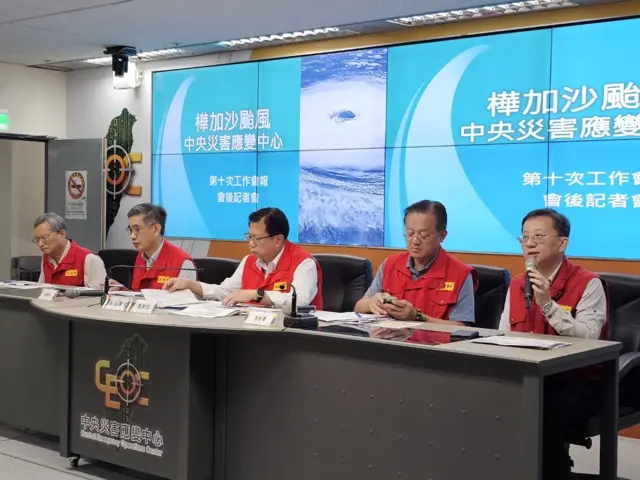台灣中央災害應變中心召開記者會，五名負責官員坐在桌子後方。