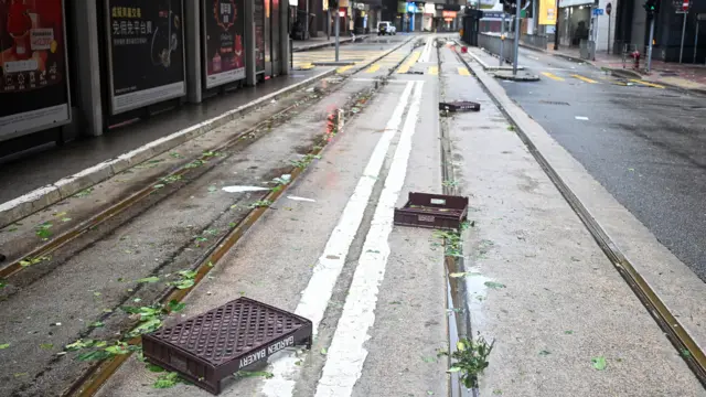 香港中環德輔道中一段電車路軌佈滿垃圾（24/9/2025）