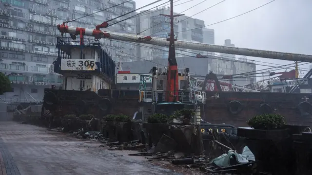 香港九龍紅磡海旁一艘躉船飄流撞及岸邊（24/9/2025）