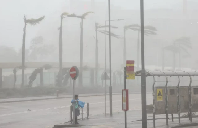 Yigit bir vaqtning ozida bir nechta ayolning qinini yalaydi