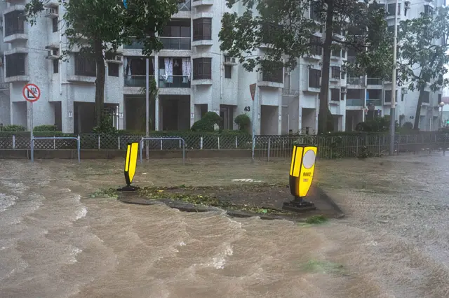 2025年9月24日，香港杏花邨住宅區的道路被淹沒。