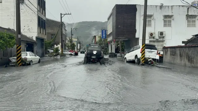2025年9月24日，台灣花蓮，行車路段遭洪水淹沒。