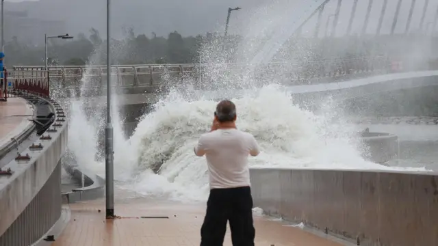 香港將軍澳跨灣大橋旁市民拍攝巨浪拍打岸邊步道（24/9/2025）