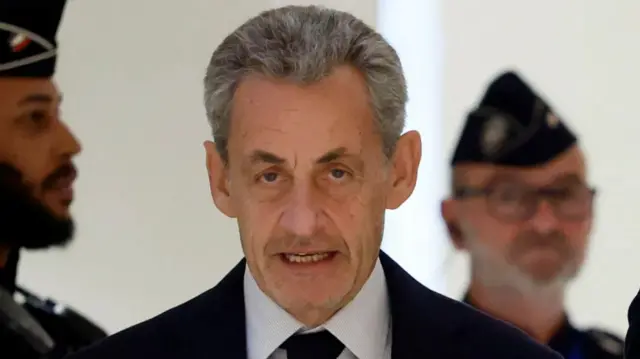 Onye kpọpụrụ ya n’ụlọikpe si na Sarkozy hapụrụ ndị otu ya ka ha kpọtụrụ ndị ọrụ Libya iji inweta nkwado ego maka ntụliaka ya.