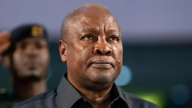 John Mahama ebe o yi akwa ojii, onye órú nchekwa kwúkwa ya n'azu