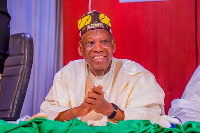 Ganduje zaune a wurin taro
