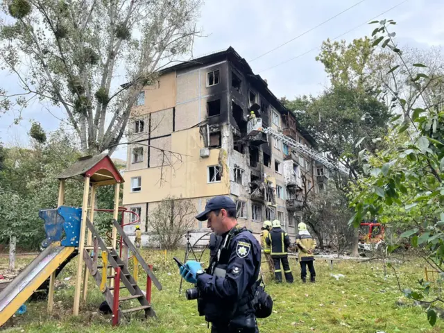 В Соломенском районе Киева обломки частично разрушили пятиэтажный жилой дом, из-под завалов извлекли тело 12-летней девочки