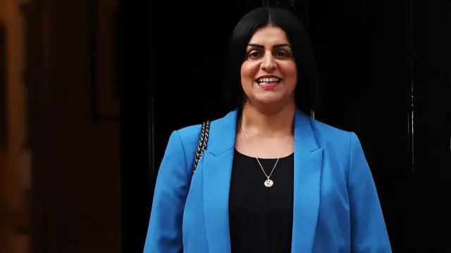 Ndị mbịarambịara n'ụzọ iwu kwadoro ga-amụ asụsụ Bekee n'ọkwa dị elu, nwee ndekọ mpụ dị ọcha ma wepụta onwe ha inyeaka n'obodo ha iji nwete ọkwa ịnọ na mba nke na-adịgide adịgide