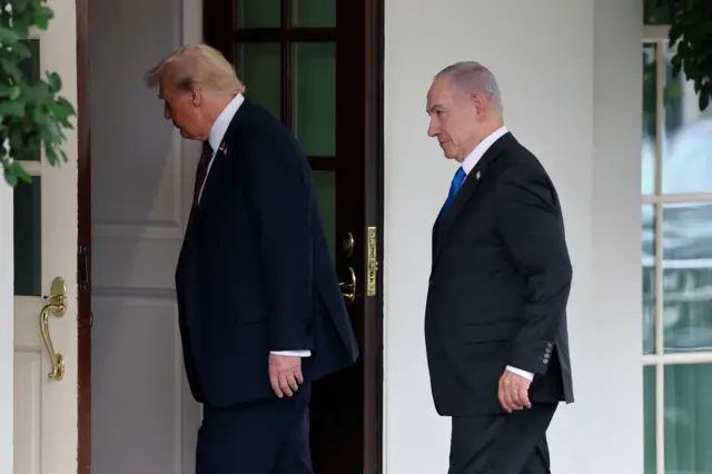 الرئيس الأمريكي دونالد ترامب يرحب برئيس الوزراء الإسرائيلي بنيامين نتنياهو في البيت الأبيض في واشنطن العاصمة، الولايات المتحدة، 29 سبتمبر/أيلول 2025