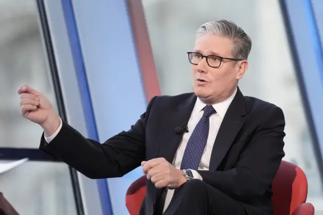 رئيس الوزراء البريطاني كير ستارمر خلال ظهوره في وقت سابق مع بي بي سي