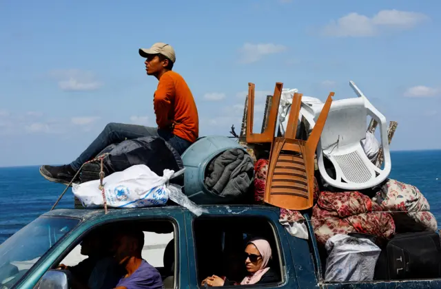 فلسطينيون نازحون من شمال غزة بسبب العملية العسكرية الإسرائيلية يتجهون جنوبًا، بعد أن أمرت القوات الإسرائيلية سكان مدينة غزة بالإخلاء إلى الجنوب، في وسط قطاع غزة، 29 سبتمبر/أيلول 2025