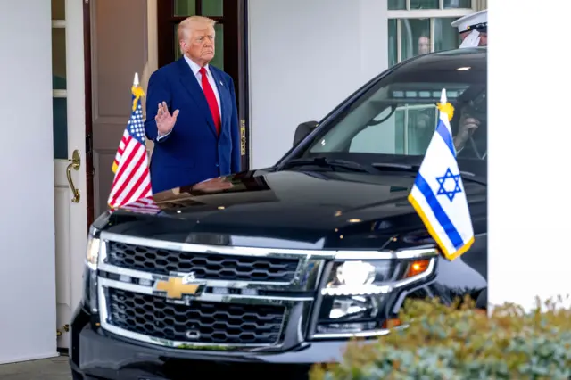 الرئيس الأمريكي ترامب أمام مركبة رئيس الوزراء الإسرائيلي بنيامين نتنياهو في واشنطن، الولايات المتحدة الأمريكية - 07 أبريل 2025
