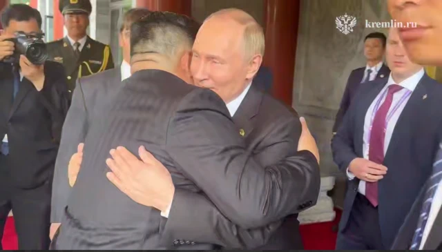 Путин обнимает Ким Чен Ына