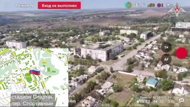 Кадр видео беспилотника, видны жилые районы