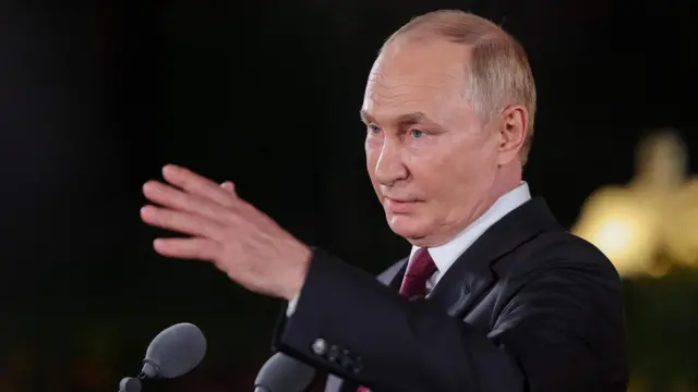 Путин жестикулирует, выступая перед журналистами в Китае