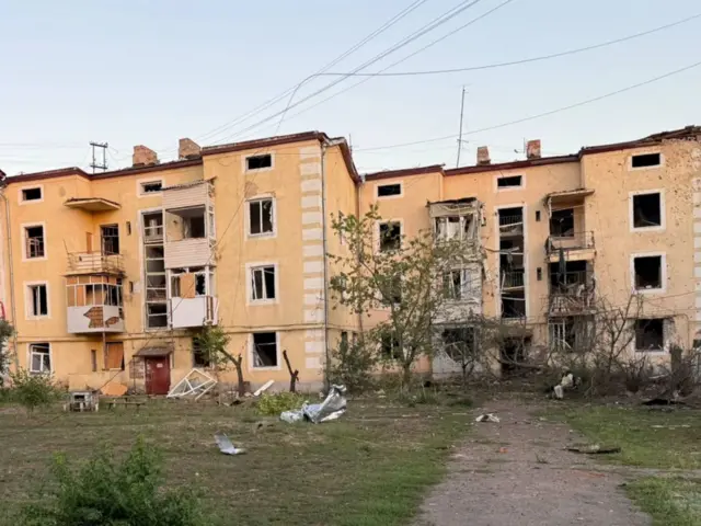 Четырехэтажный жилой дом с вылетевшими окнами