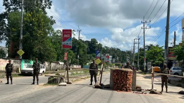 খাগড়াছড়ির রাস্তায় সেনা সদস্যদের টহল