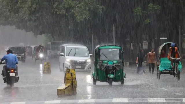 বৃষ্টির মধ্যে রাস্তায় চলেভ বিভিন্ন যানবাহন