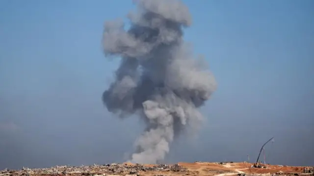 نمای شهر غزه و دود برخاسته از انفجار