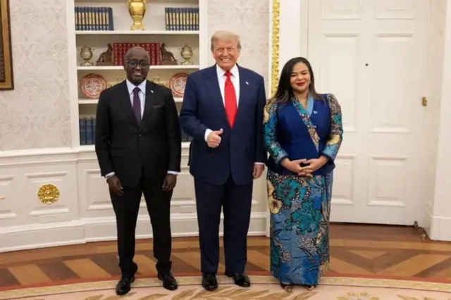 Rais Trump (katikati), Mwezi Julai aliwakaribisha ofisini kwake Olivier Nduhungirehe wa Rwanda na Thérèse Kayikwamba wa DRC baada ya kutia saini makubaliano ya amani.
