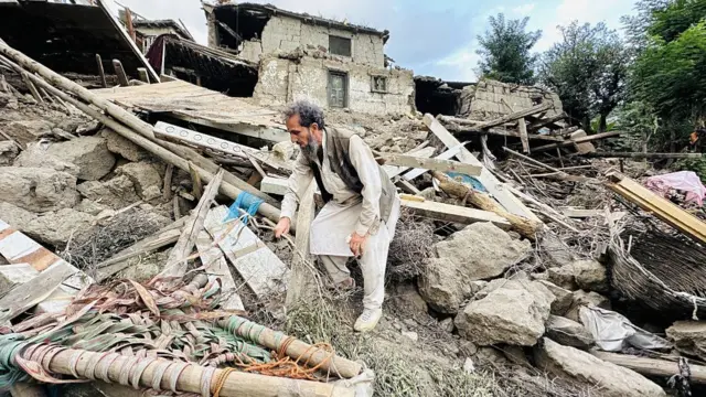 د تېرې شپې زلزلې په دره نور او کوز کونړ ولسواليو کې ګڼ شمېر نور کورونه نړولي