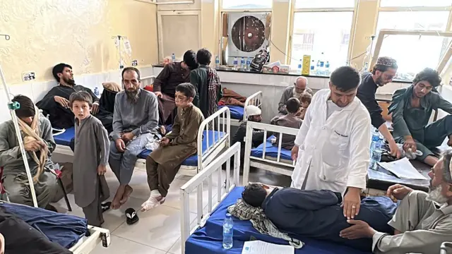 د جلال اباد په یوه روغتون کې له زلزلې وروسته ټپي شوي افغانان درملنه ترلاسه کوي
