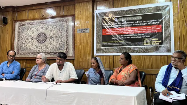 दिल्ली में प्रेस कॉन्फ्रेंस करते मनरेगा कार्यकर्ता और मज़दूर