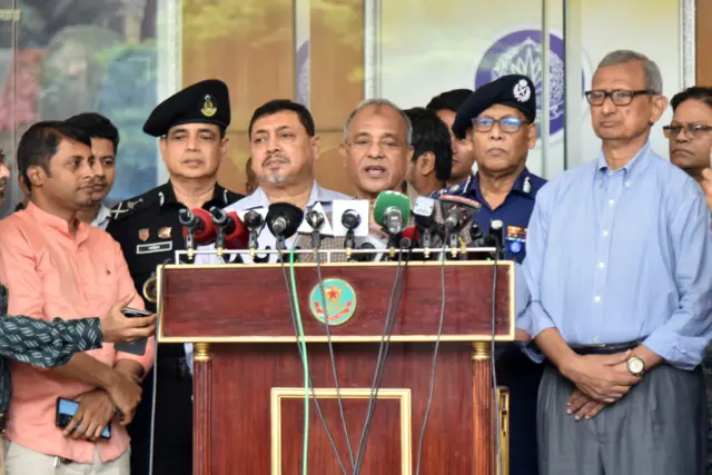 স্বরাষ্ট্র উপদেষ্টা লেফটেন্যান্ট জেনারেল মোঃ জাহাঙ্গীর আলম চৌধুরী (অব.)