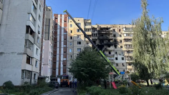 Кран около пострадавшего жилого дома в Киеве