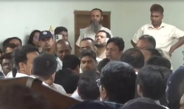 এক সাংবাদিকের ওপর আইনজীবীর হামলার সময় আদালতের এজলাসের ছবি