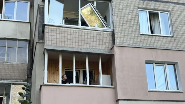 Часть здания с разбитыми стеклами и вылетевшими балконными рамами