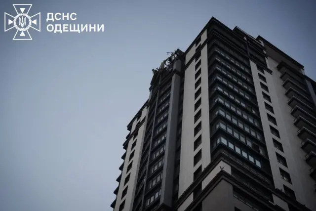 Поврежденная при атаке дронов многоэтажка в Одессе
