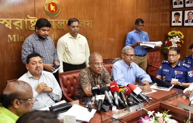 দুর্গাপূজা উপলক্ষে নিরাপত্তা, আইনশৃঙ্খলা বিষয়ক সভা শেষে সাংবাদিকদের এ কথা বলেন স্বরাষ্ট্র উপদেষ্টা।