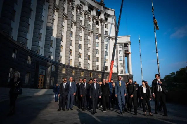 Группа дипломатов около здания Кабмина